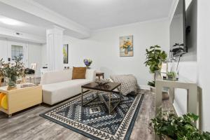 6 Min to North Hills - Private deck - In Unit Washer and Dryer