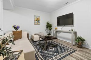 6 Min to North Hills - Private deck - In Unit Washer and Dryer