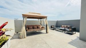 The White Heaven 4BR KTV BBQ Rooftop Swimming pool