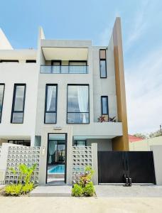 The White Heaven 4BR KTV BBQ Rooftop Swimming pool