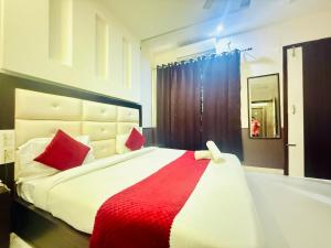 Hotel Yogasthali Tapovan - Budget Friendly !! Couple Friendly !! Family Friendly !! Lift !! Parking !! Open Rooftop