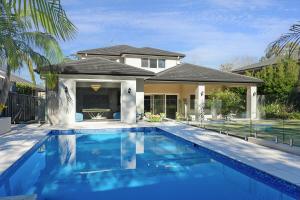 East Lindfield Family Retreat with Pool & Garden