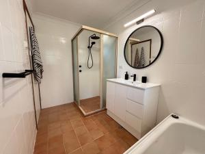 Catalina Cove-From Door to Shore in 2 Minutes