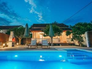 Stella with pool & heated jacuzzi