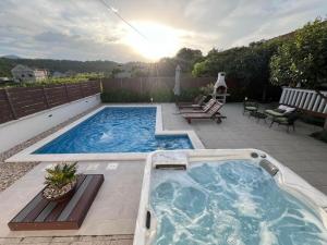 Stella with pool & heated jacuzzi 