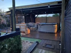 Alfie Acres - Secluded Cabinin 5 Acres of Privacy, with Exclusive use of Swimming Pool and Hot Tub for up to 10 Guests