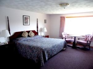 King Room with Sea View room in Redclyffe Shore Motor Inn