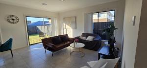 Luxurious new 5 bedroom house and Double garage