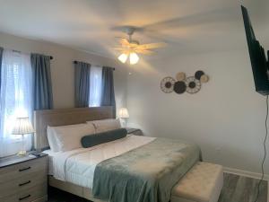 School Village Walk-in shower and jetted tub