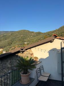 Iconic Italian Townhouse w Rooftop Terrace & Mountain View, Pigna