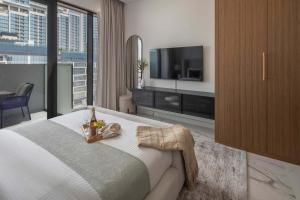 Frank Porter - Azizi Riviera Azure, Meydan