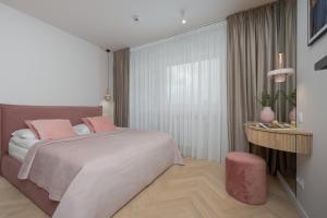 Pileckiego Air-Conditioned Apartments with Parking & Balcony by Noclegi Renters