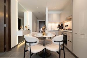 Premium 1BR Stay with Balcony & City View, Nad Al Sheba