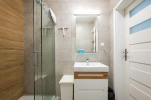 Metro Wierzbno Inviting Apartment by BookingHost