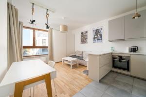 Metro Wierzbno Inviting Apartment by BookingHost