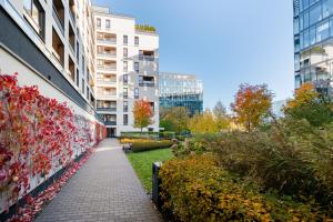 Metro Wierzbno Inviting Apartment by BookingHost