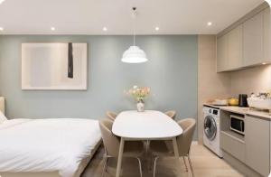 Hongdae St10, wide,bright & stylish house