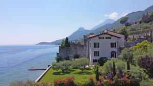 Villa Victoria Lake front