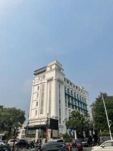 Toeti Roosseno Plaza