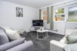 Spruce House - Central Telford with Parking - Sleeps 8