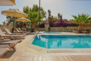 Family seaside Kladissos Villa with private heated pool!