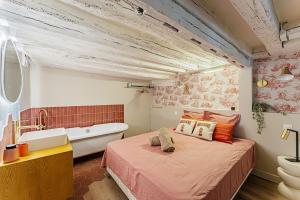 2BR apartment next to Notre Dame de Paris