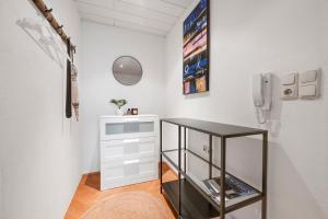 Bright Apartment with Terrace, Self Check-in & Free Parking