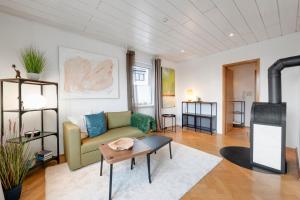 Bright Apartment with Terrace, Self Check-in & Free Parking