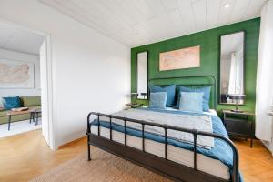 Bright Apartment with Terrace, Self Check-in & Free Parking