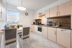 Bright Apartment with Terrace, Self Check-in & Free Parking