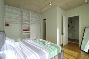 Spacious 3 BedroomR and 2 balcony Apartment in the city center