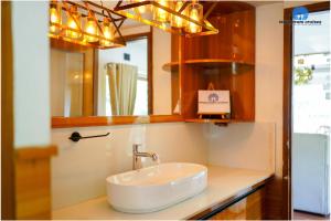 Mayooram cruises -luxury houseboat