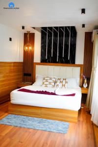 Mayooram cruises -luxury houseboat