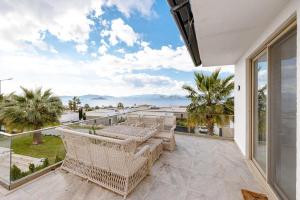 Luxury Golden Villa with sea view