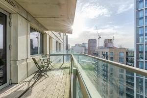 Comfortable 2BR with balcony in Stratford, 3min DLR