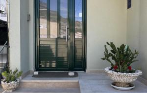 Stunning Apartment In Duce With House Sea View