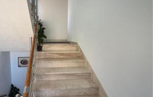 Stunning Apartment In Duce With House Sea View