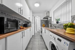 NEW! 4BR 4BATH, Perfect for Contractors, Smart TVs, WiFi