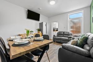 NEW! 4BR 4BATH, Perfect for Contractors, Smart TVs, WiFi