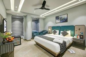 HOTEL UPTOWN - Luxury Restaurant & Rooftop Near Connaught Place