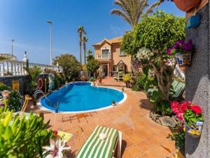 Apartment with communal pool and garden