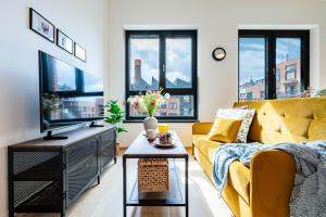 Prague Days - Bright Studio with Balcony, Netflix and 70Mbs WiFi in Smíchov