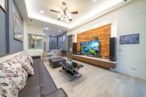 橙居 台南安平包棟民宿 依人數開放房型 麻將 唱歌 泡湯屋 加大雙人床