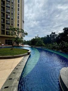 Apartement Transpark Cibubur by Raya Property with Pool View & Netflix 3