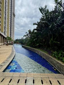 Apartement Transpark Cibubur by Raya Property with Pool View & Netflix 3