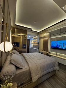 Apartement Transpark Cibubur by Raya Property with Pool View & Netflix 3