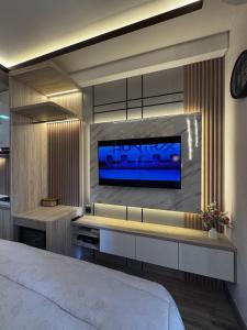 Apartement Transpark Cibubur by Raya Property with Pool View & Netflix 3