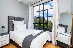 Modern 2-Bedroom Apartment with Mountain views