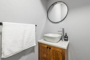 Modern 2-Bedroom Apartment with Mountain views