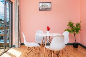 Modern 2-Bedroom Apartment with Mountain views